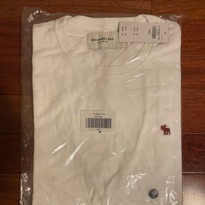 NWT ABERCROMBIE AND FITCH T SHIRT LARGE
